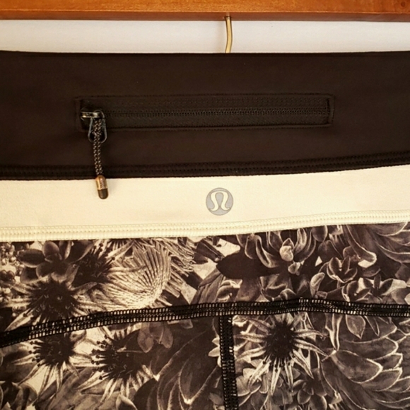 Lululemon Up the Pace Floral Crop Leggings, size 6 - Picture 4 of 9